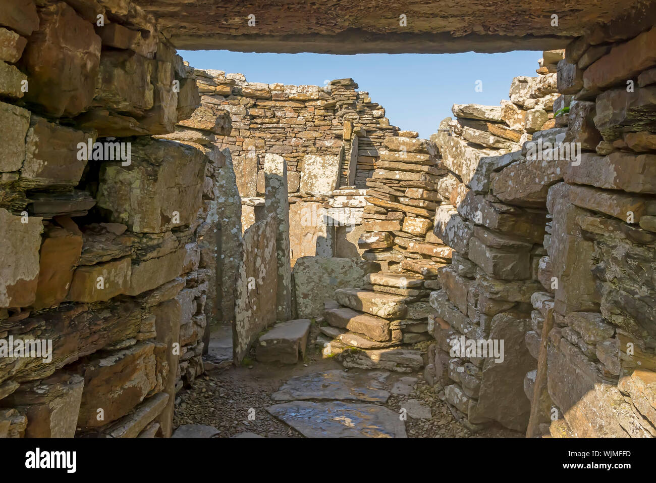 Broch di Gruness interno che mostra in lastre di pietra e possibilmente scaffalatura, Orkney, Scozia Foto Stock
