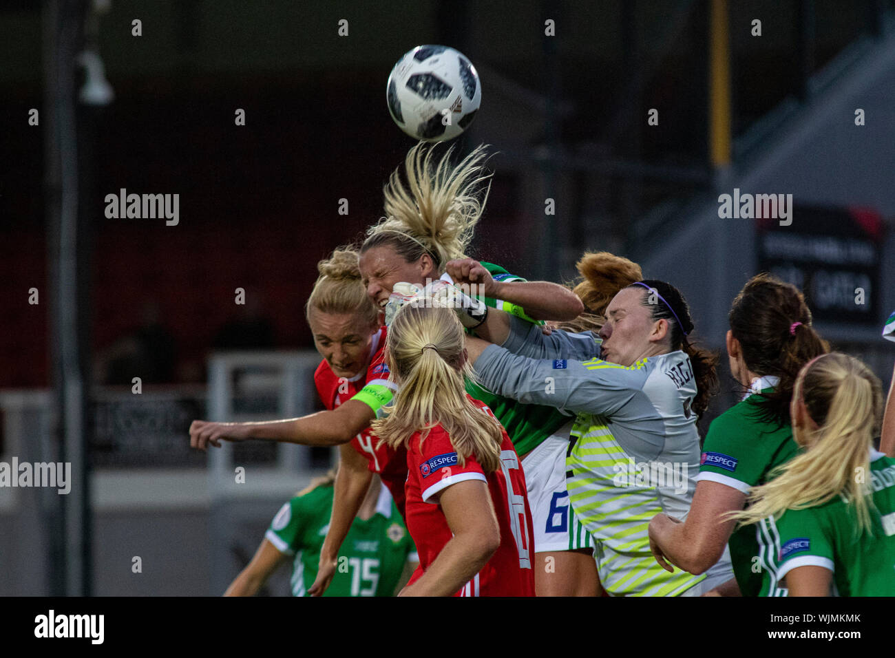 Il Galles v Irlanda del Nord le donne di UEFA EURO il qualificatore a Rodney Parade. Lewis Mitchell/YCPD. Foto Stock