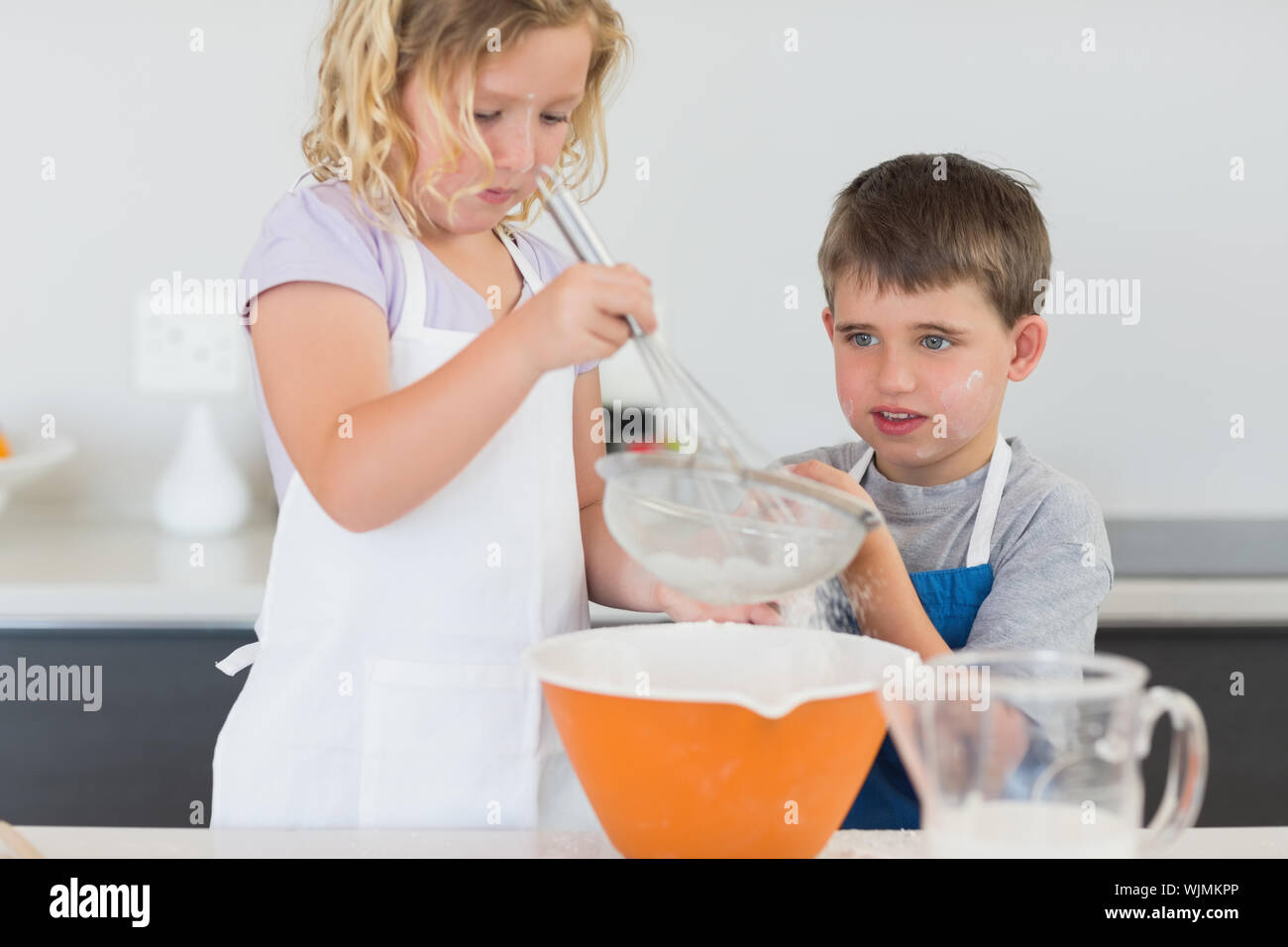Fratello e Sorella e preparare i cookie in cucina Foto Stock