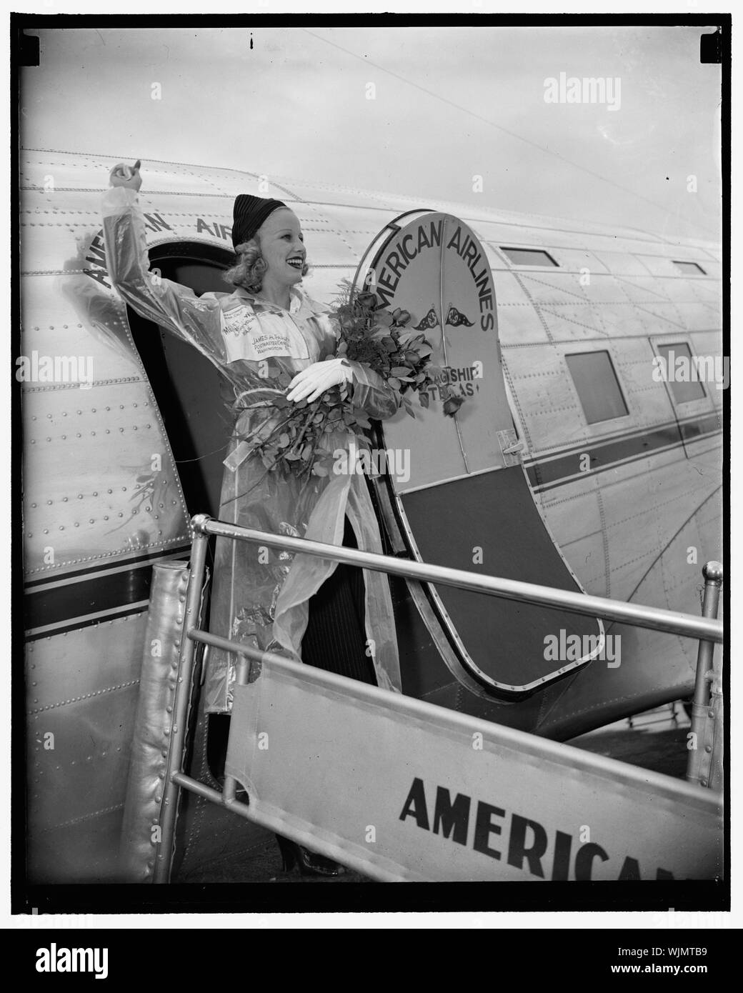 Hollywood starlet arriva a partecipare al servizio di posta aerea nazionale settimana. Washington, 15 maggio. Signorina Marion Weldon, Paramount starlet, le onde di un messaggio di saluto per la folla come è arrivato a Washington Aeroporto oggi per partecipare al servizio di posta aerea nazionale settimana come un rappresentante del film city. Miss Weldon è stata selezionata per l'onore dall'22 piloti e stunt uomini che apparve con lei nel prossimo Paramount technicolor produzione uomini con ali, 5/15/38 Foto Stock