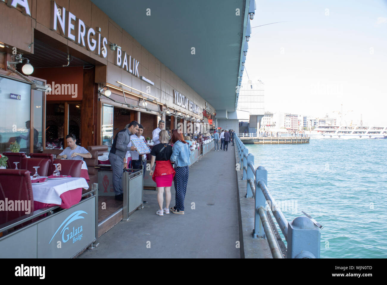 İstanbul, Turchia - 19 Maggio 2019: Ponte ristoranti e persone mangiare. Fotografato nella soleggiata e condizioni di tempo umido. Foto Stock