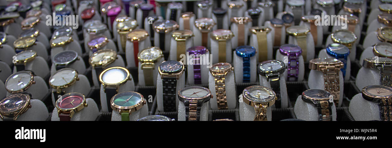 Orologio contatore shop close-up. Ci sono molti tipi di orologi Foto stock  - Alamy