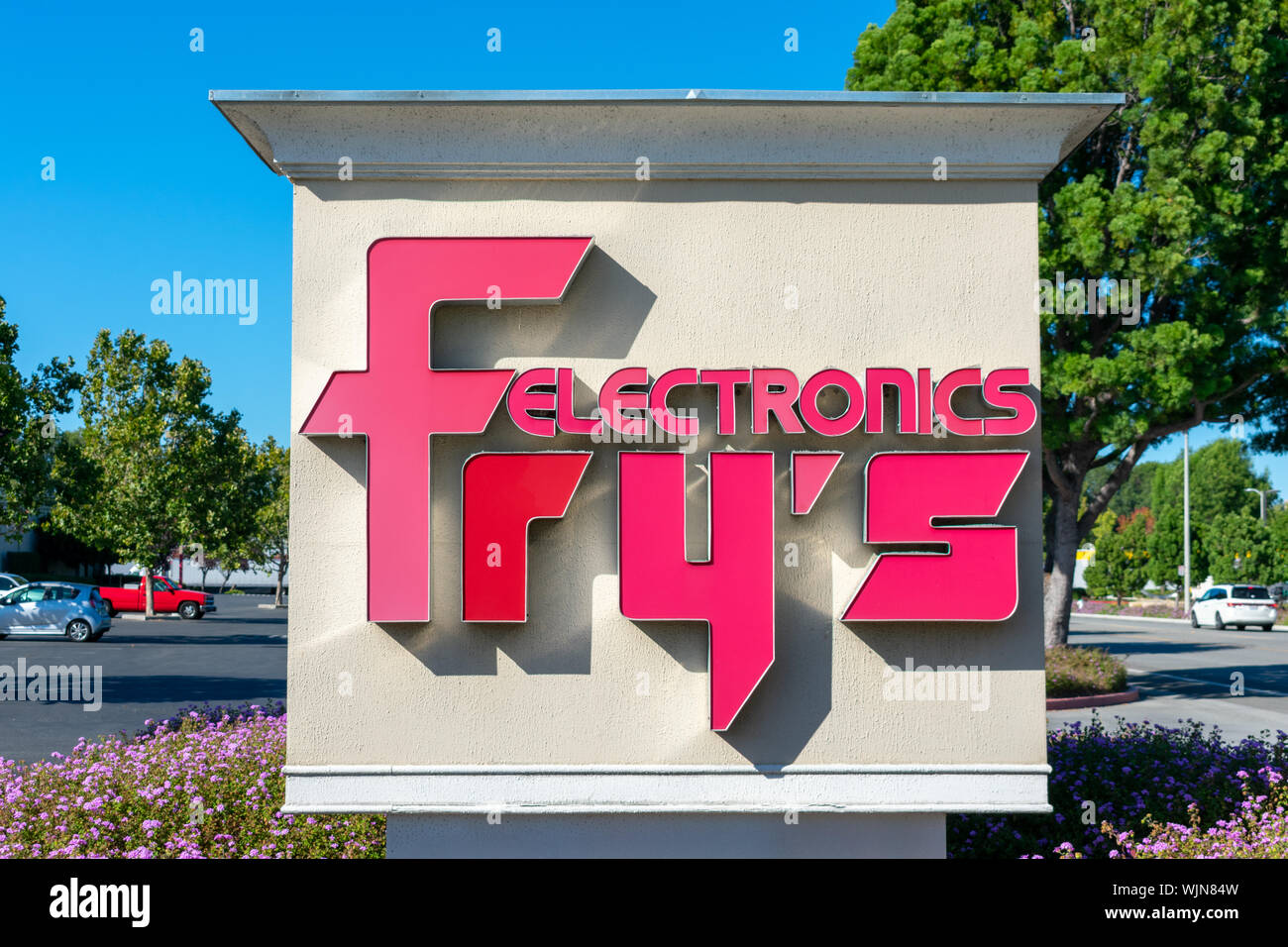 Fry's Electronics segno nei pressi di mattoni e malta negozio di vendita al dettaglio in Silicon Valley Foto Stock
