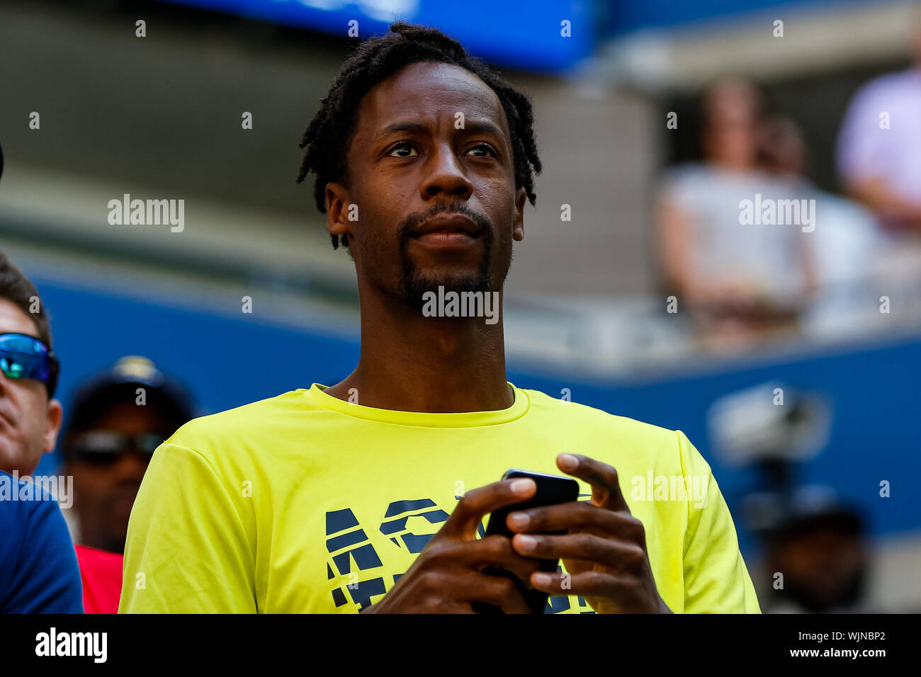 New York, Stati Uniti d'America. 03Sep, 2019. Gael Monfils di Francia a scattare foto del suo partner Elina Svitolina dell'Ucraina in azione contro Johanna Konta di Gran Bretagna in Donne Singoli Quarti di Finale corrispondono sulla Arthur Ashe Stadium durante il 2019 US Open Tennis Tournament al USTA Billie Jean King National Tennis Center il 3 settembre 2019 nel lavaggio, Queens, a New York City. Credit: Indipendente Agenzia fotografica/Alamy Live News Foto Stock