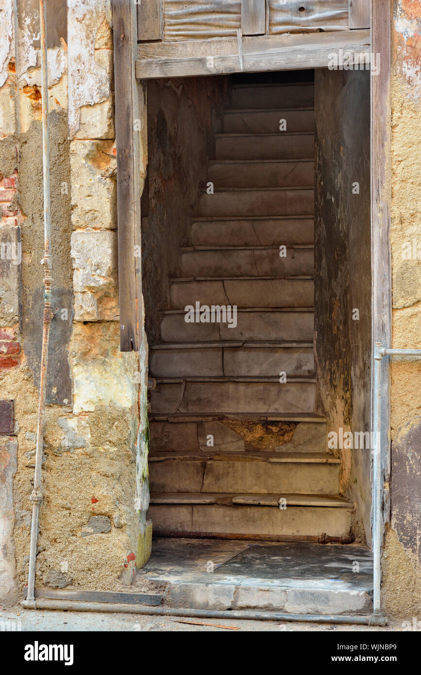 Street photography nel centro di Avana coloniale- dettagli architettonici- scala attraverso porta aperta , La Habana (Avana), La Habana, Cuba Foto Stock