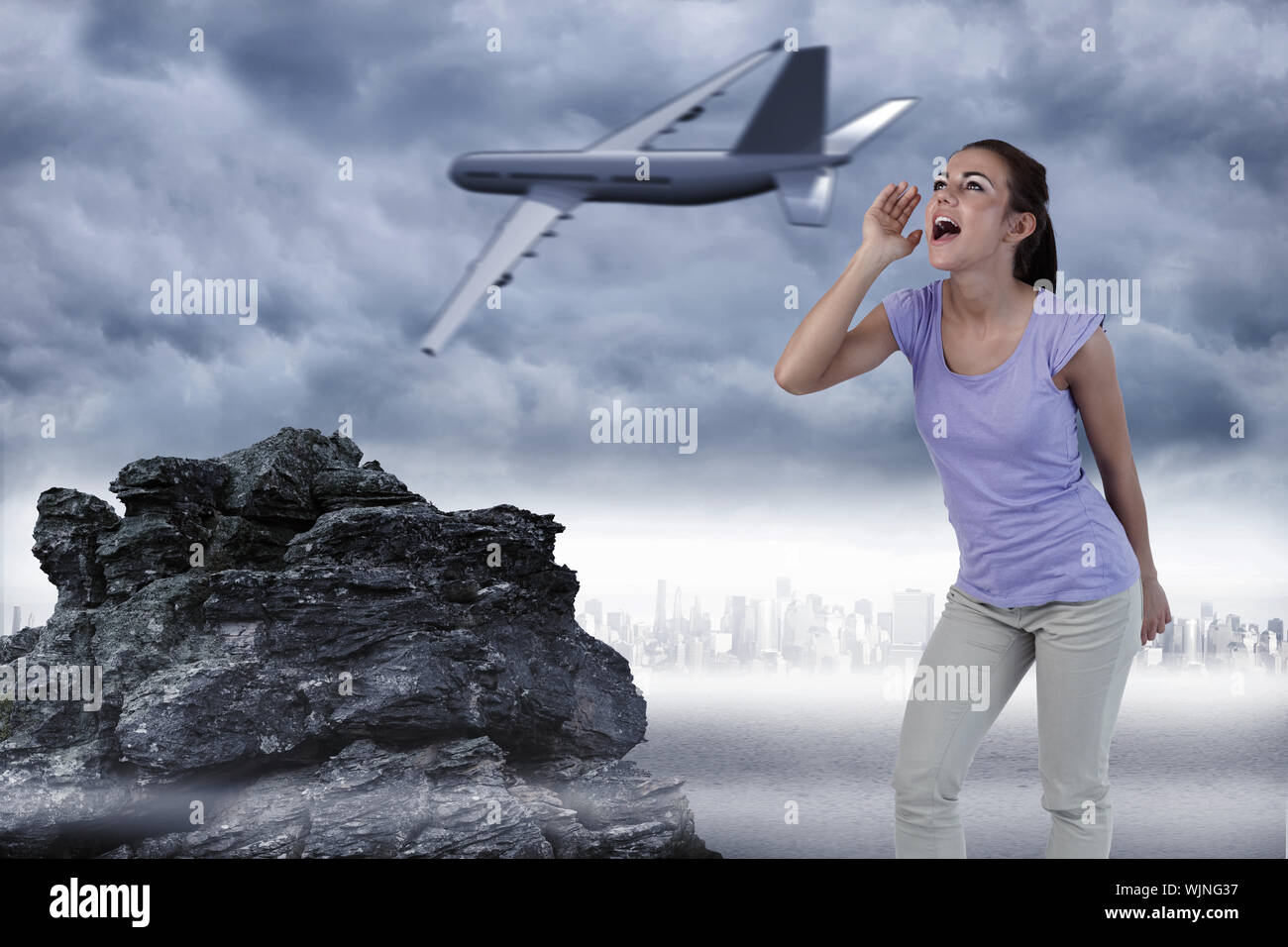 Giovane donna urlare contro il paesaggio roccioso Foto Stock
