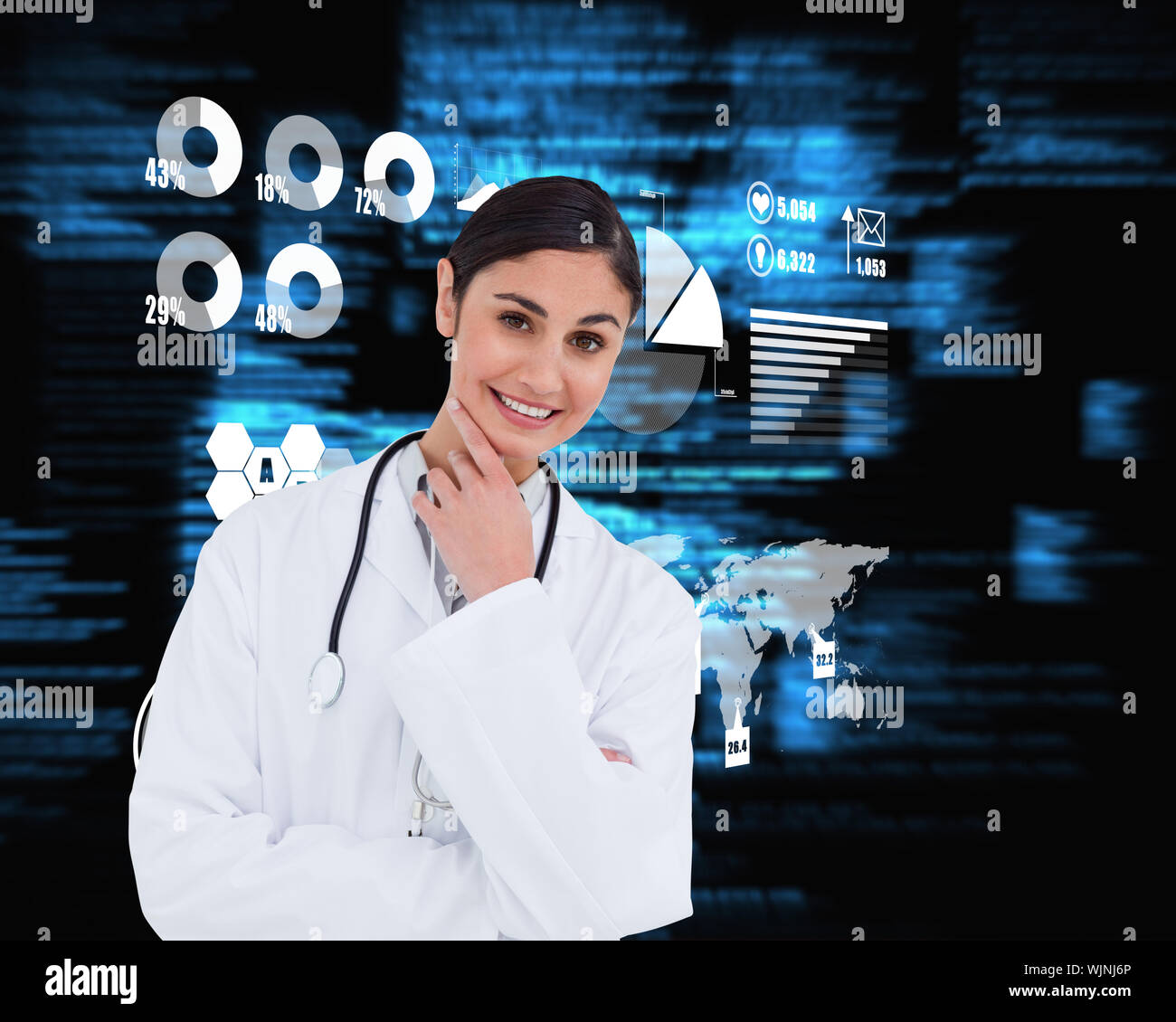 Donna sorridente medico in pensatori pongono contro blu testi sfocata Foto Stock