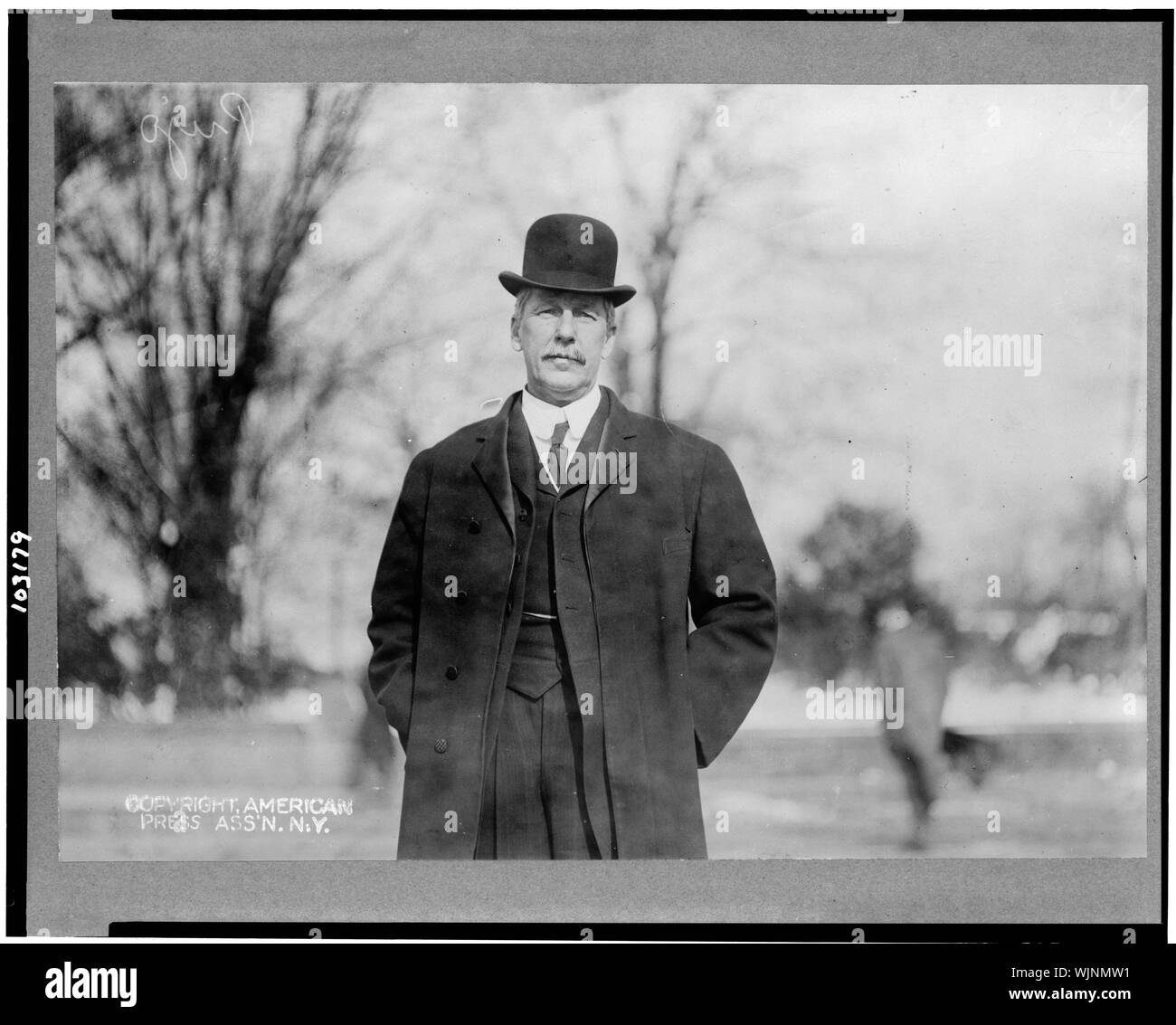 L'on. Arsène Paulin Pujo rappresentante della Louisiana, mezza lunghezza ritratto, stando all'aperto, rivolto verso la parte anteriore Foto Stock