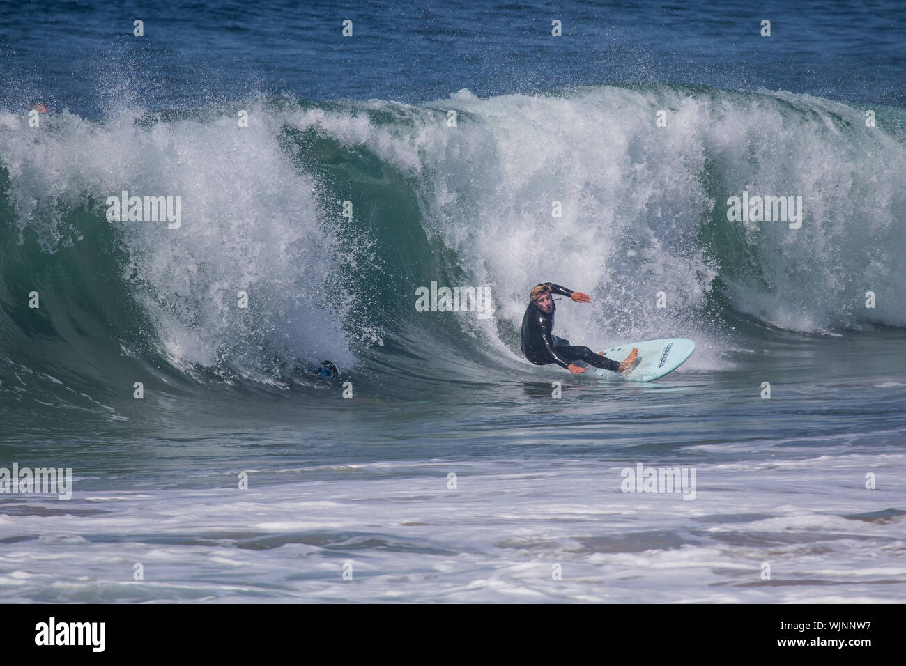 Surfer a cavallo di un onda in Newport Beach, California, Stati Uniti d'America Foto Stock