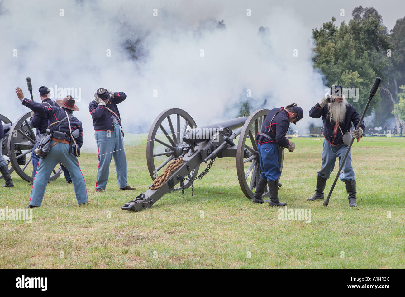 Unione dai soldati durante una scena di battaglia dalla guerra civile americana fire una canon durante una rievocazione storica in Huntington Beach California USA Foto Stock