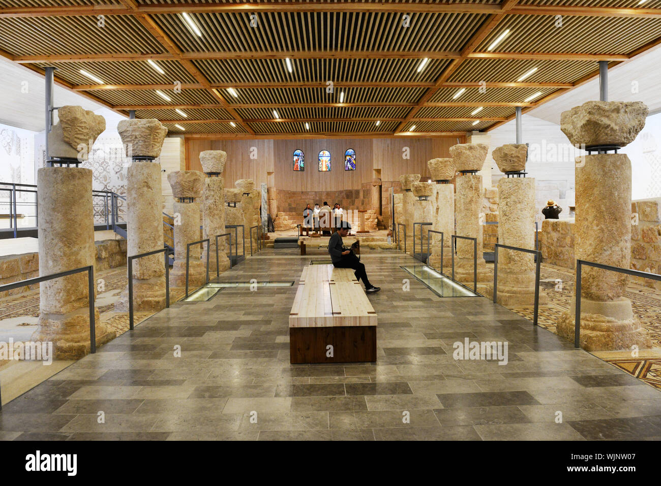 I vecchi pilastri della chiesa bizantina a monte Nebo, Giordania. Foto Stock