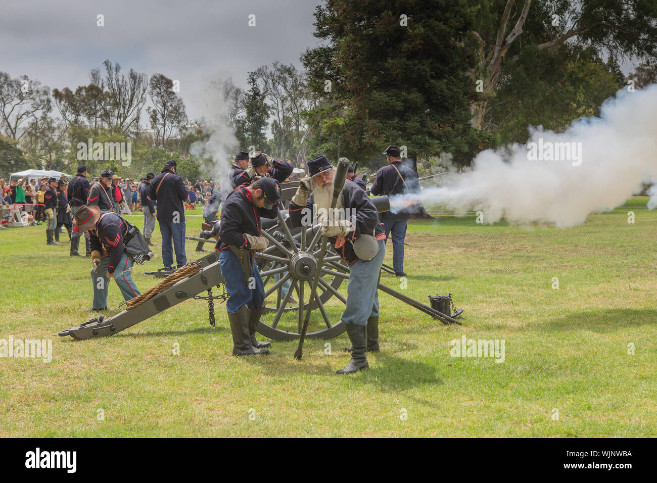 Unione dai soldati durante una scena di battaglia dalla guerra civile americana fire una canon durante una rievocazione storica in Huntington Beach California USA Foto Stock