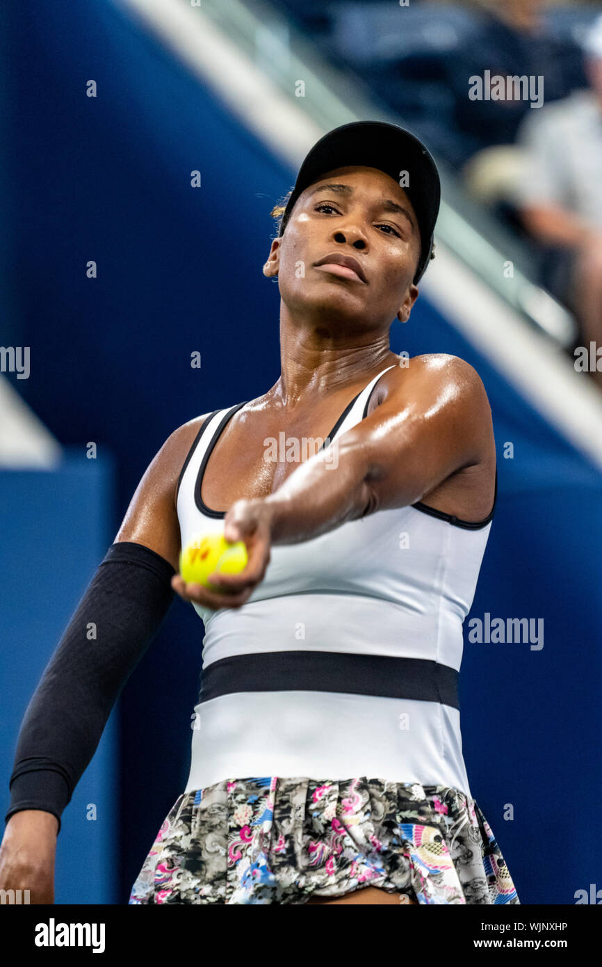 Venus Williams di Stati Uniti competere nel secondo round del 2019 US Open Tennis Foto Stock