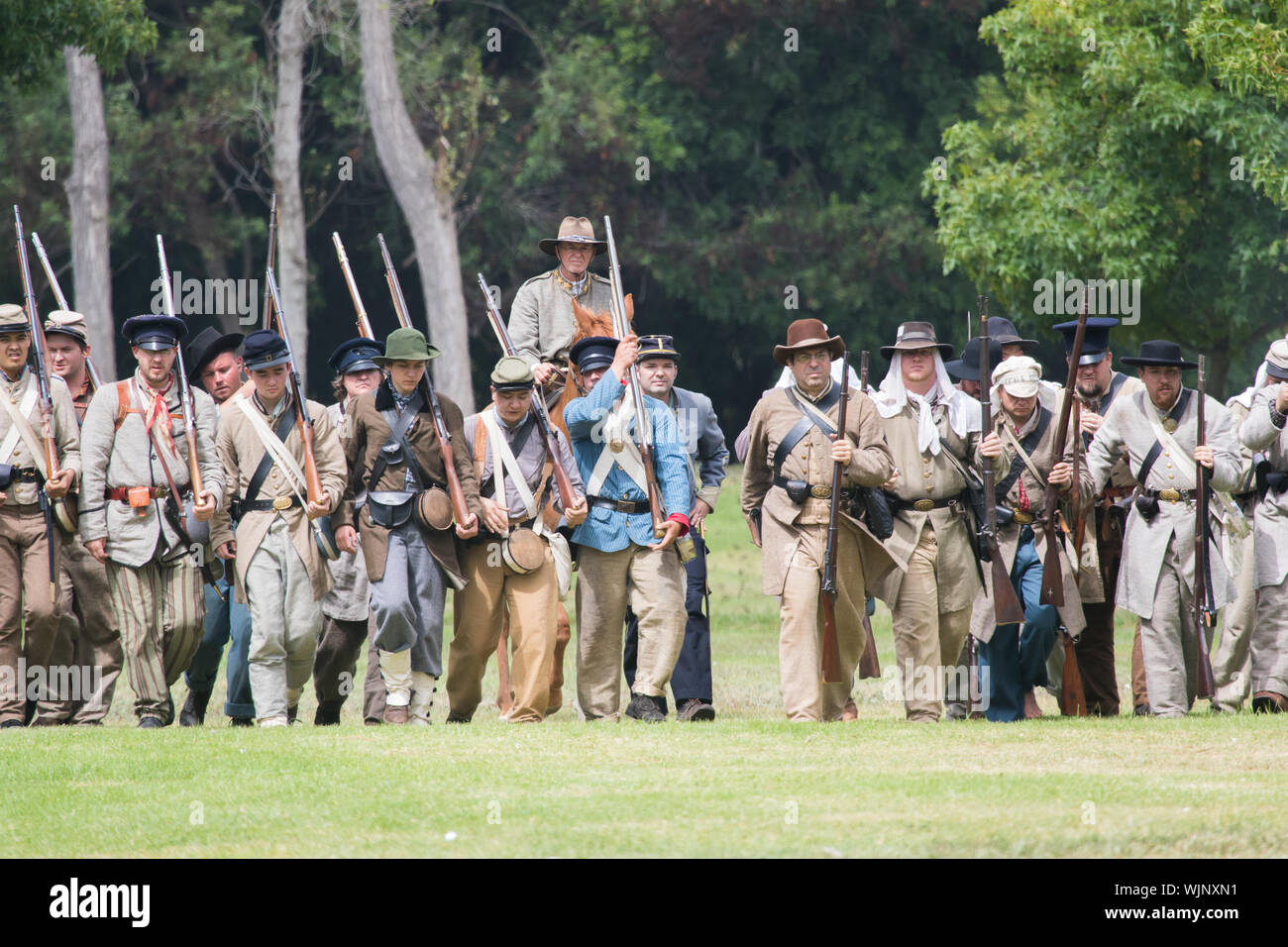 Esercito confederato scena di battaglia in una guerra civile americana rievocazione storica in Huntington Beach California USA Foto Stock