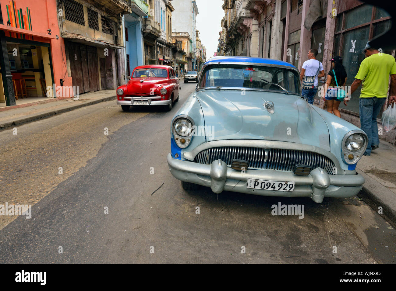 Street photography nel centro di Avana- parcheggiati "Serbatoio Yank' sul lato della strada, La Habana (Avana), La Habana, Cuba Foto Stock