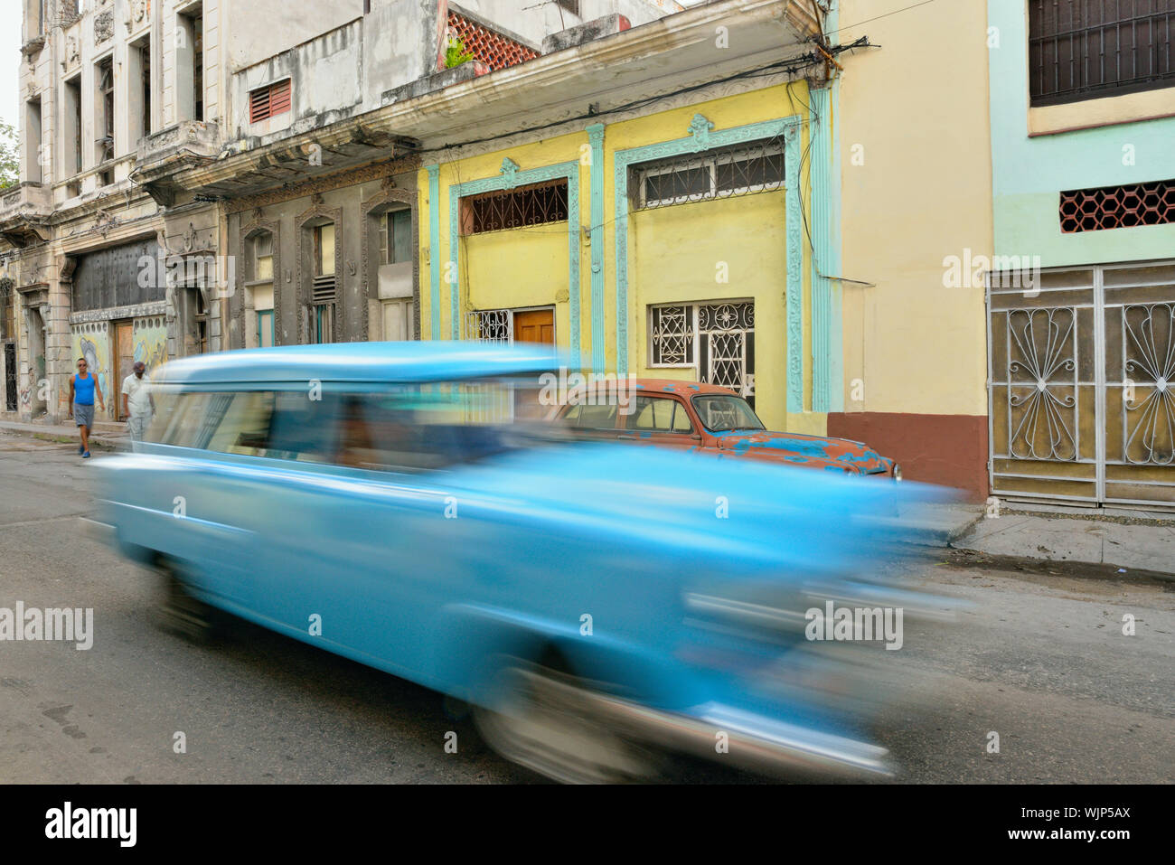 Street photography nel centro di Avana- parcheggiati "Serbatoio Yank' sul lato della strada, La Habana (Avana), La Habana, Cuba Foto Stock
