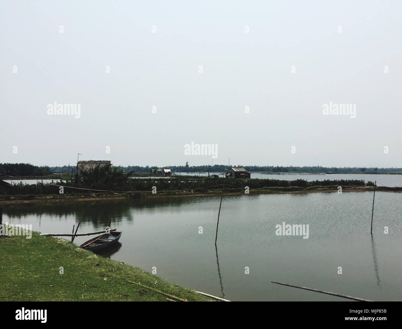 Barca sul Lago orizzonte su terra Foto Stock