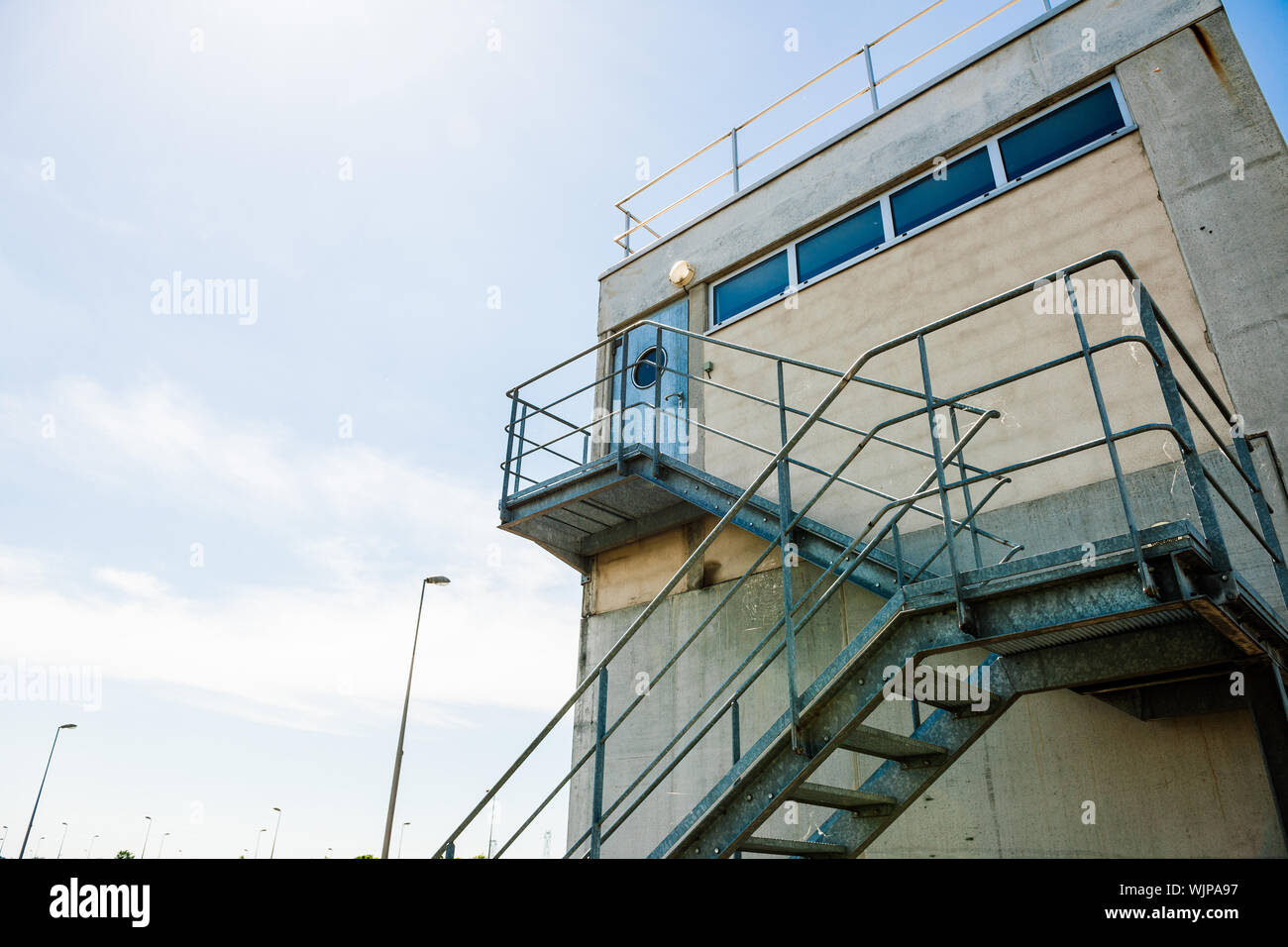 Scala in acciaio per la costruzione di sorveglianza - vintage architettura della centrale idroelettrica di Hydroelectrique Centrale de Gambsheim Foto Stock