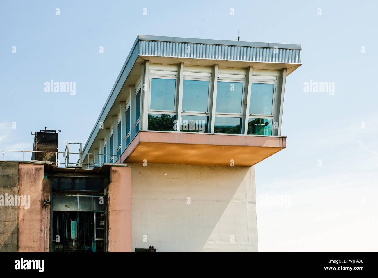 Architettura d'epoca della centrale idroelettrica di Hydroelectrique Centrale de Gambsheim Foto Stock