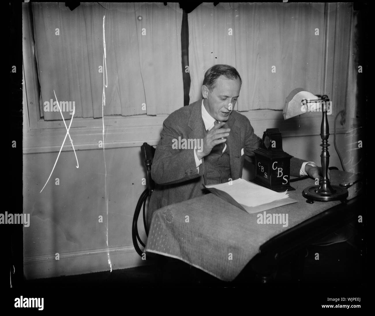 Hopkins smentisce le cariche di AGC. Washington, D.C. Ottobre 11. In un discorso radiofonico questa mattina WPA Amministratore, Harry Hopkins, negato accuse formulate dagli associati General Contractor di America che il WPA dovrebbe essere imputato per carenza di manodopera. Egli ha detto che i progetti di WPA nella Comunità sono state eseguite in modo efficiente e che i disoccupati su questi progetti sono stati trattati bene, quando il controllo AGC si è lamentato del fatto che le città non sono stati in grado di trovare i lavoratori perché erano tutti occupati nel WPA. Quando è carico di boondoggling, Hopkins ha risposto che si ricordò della vecchia storia dei banditi in Sud America, egli Foto Stock