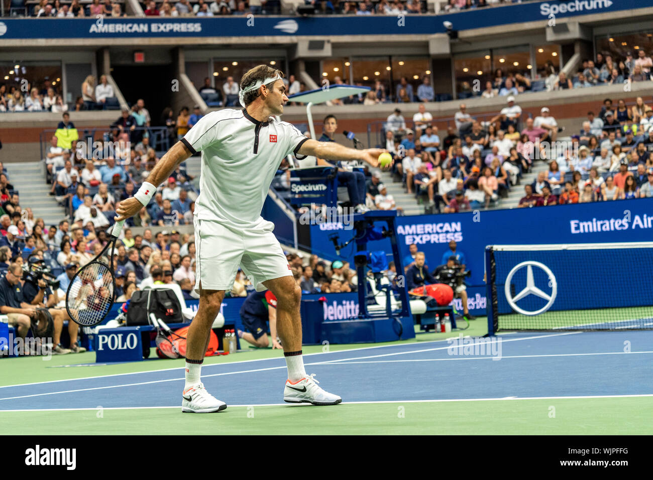 Roger Federer competere nel secondo round del 2019 US Open Tennis Foto Stock