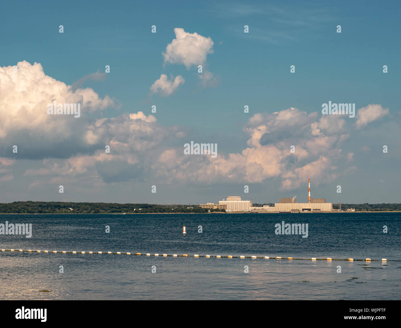 Waterford, Connecticut Aug 2019 - Dominion macina centrale nucleare, il più grande impianto di energia nucleare in Nuova Inghilterra si vede attraverso Long Island Sound Foto Stock