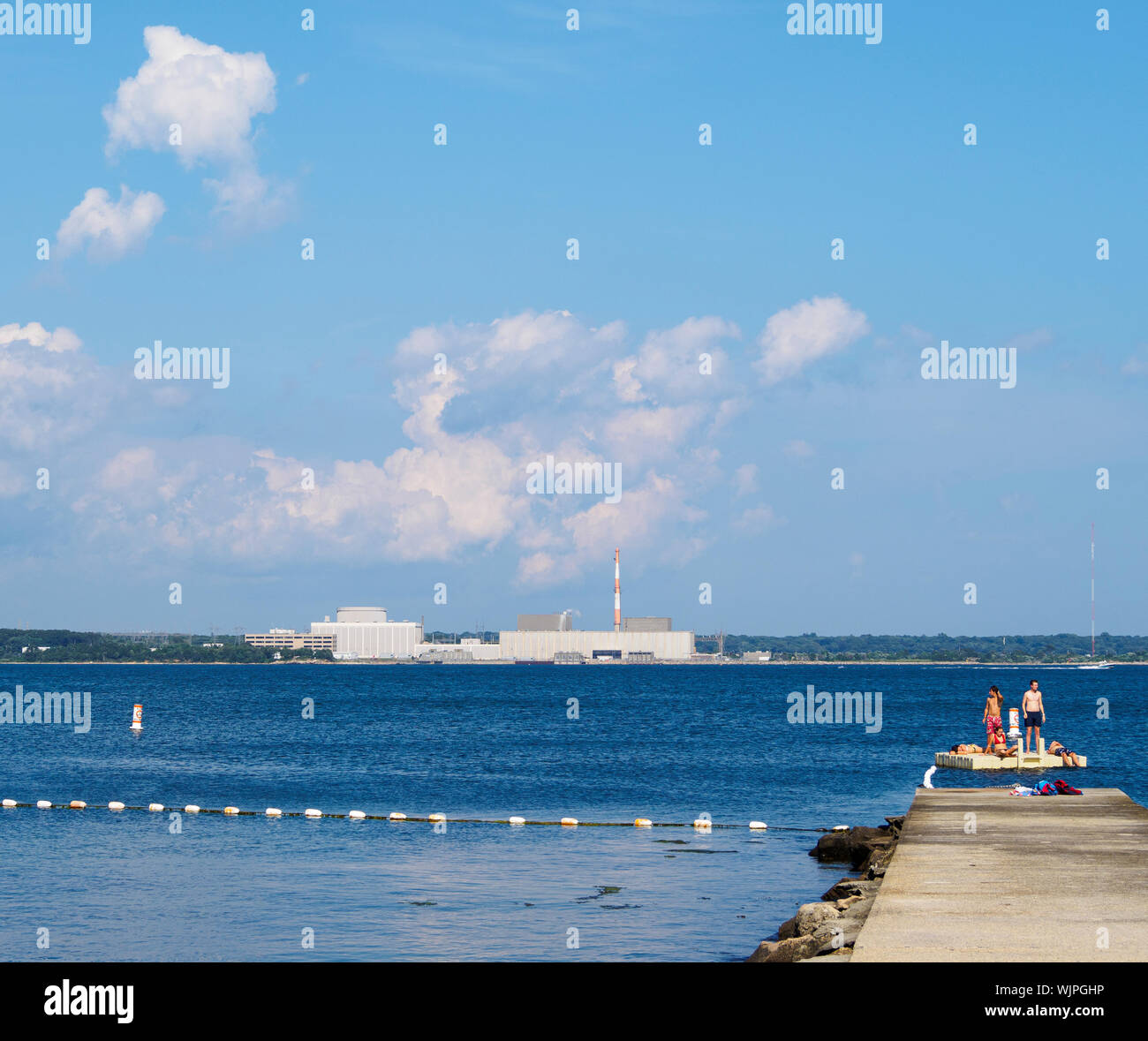 Connecticut USA, Aug 2019 - giovani nuotano nel Long Island Sound, utilizzata per raffreddare le aste di dominio macina reattori nucleari, vedere maggiori informazioni Foto Stock