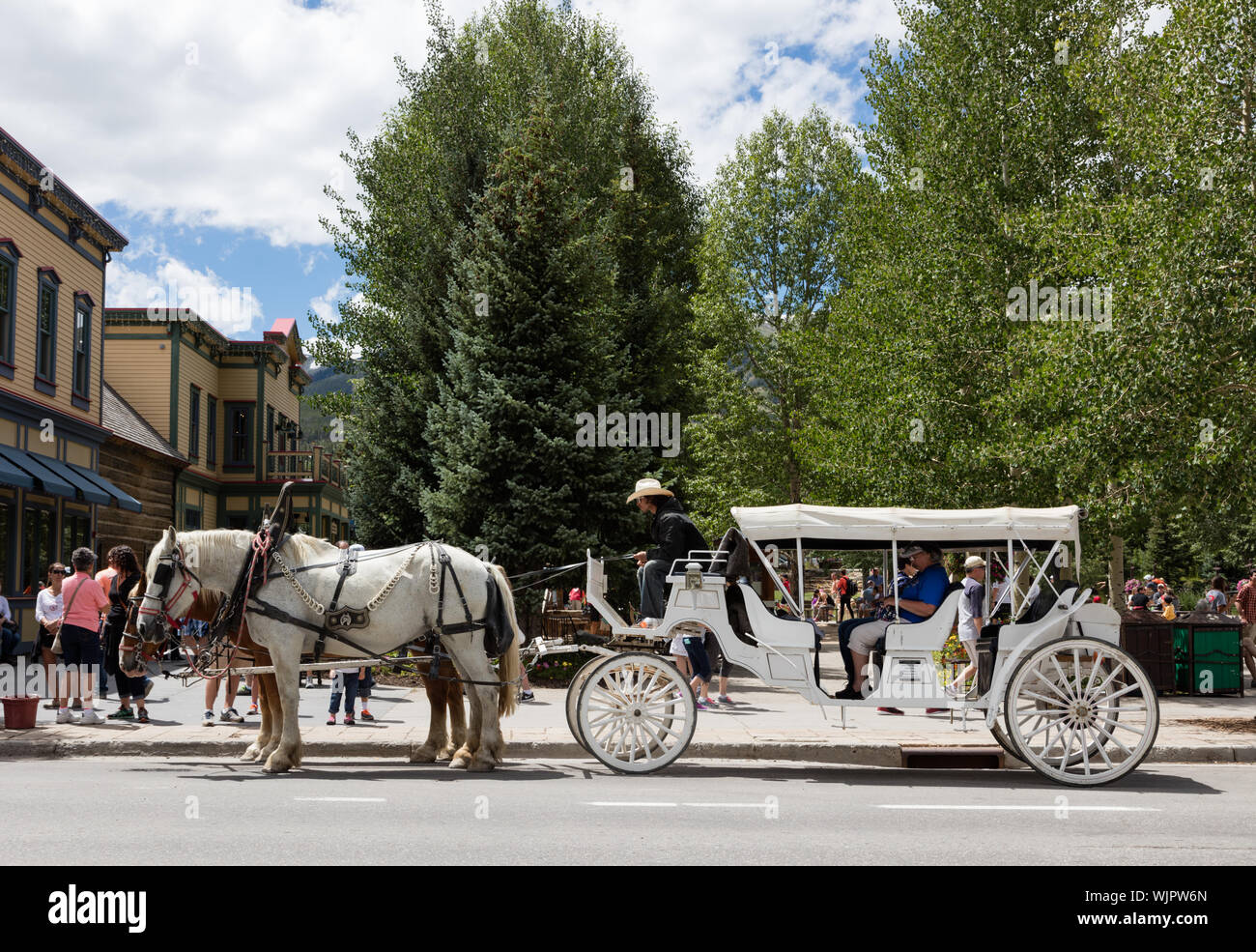 Cavallo-e-buggy jitney turistici al di fuori del Fiume Azzurro Plaza in downtown Breckenridge, Colorado Foto Stock