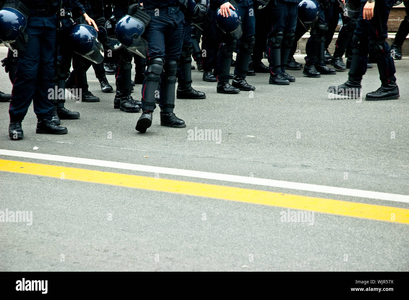 Sezione bassa della forza di polizia su strada in città Foto Stock