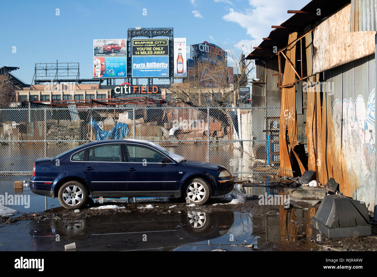 Una Volkswagen parcheggiato a Willets Point, Queens. New York Mets Citi Field è in background. Foto Stock