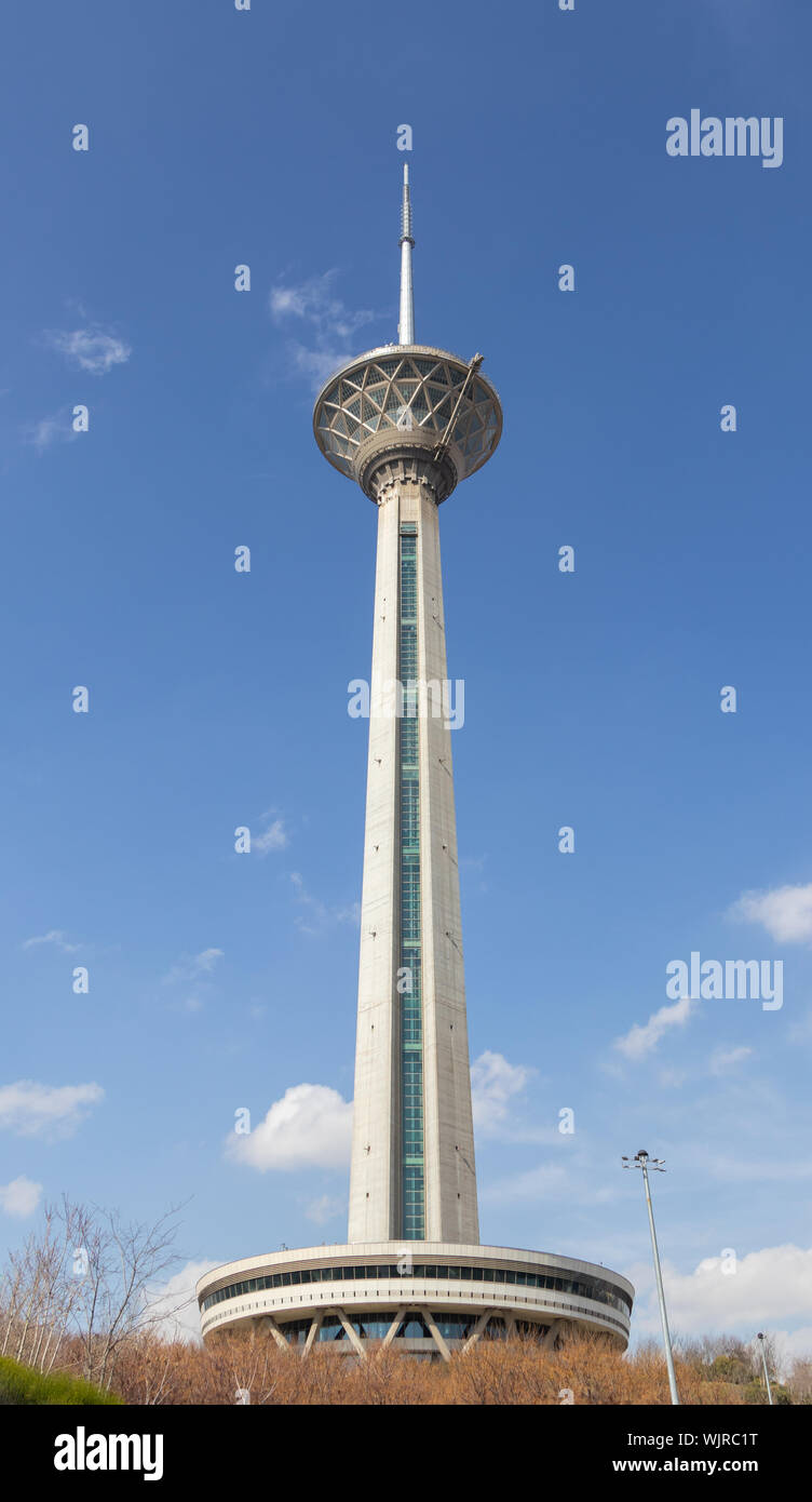 Milad Torre in una giornata di sole - Teheran - Iran Foto Stock
