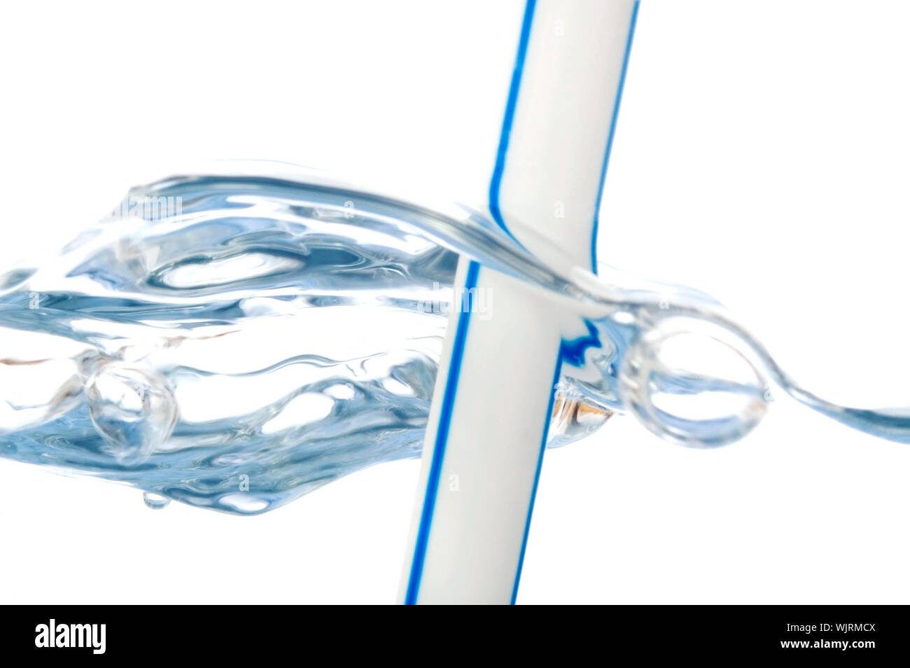 Paglia e bolle di acqua isolati su sfondo bianco Foto Stock
