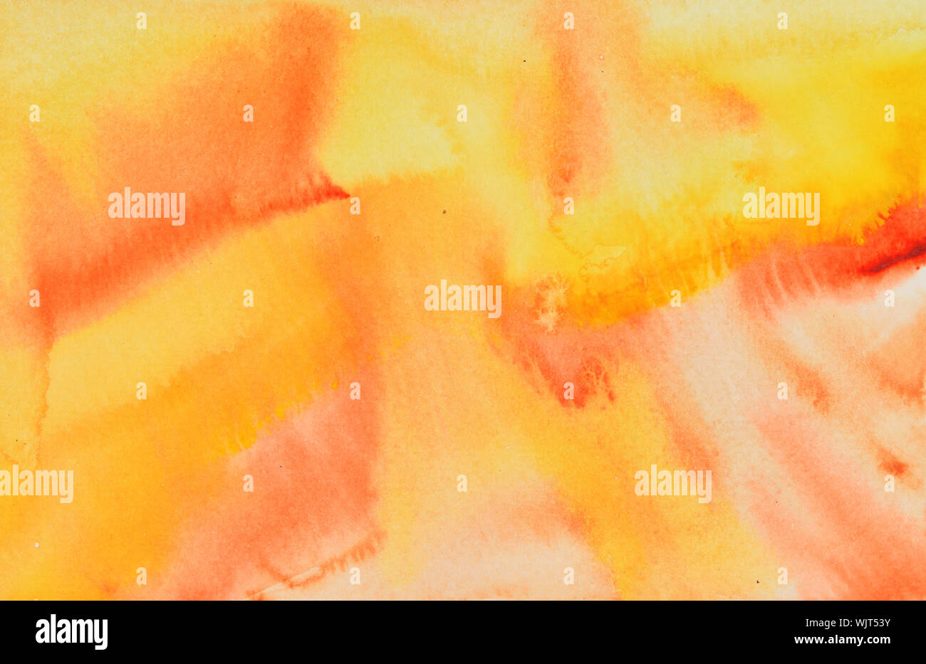 Rosso e marrone e macchie di colore del flusso sulla superficie gialla , illustrazione astratta mano ad acquerello disegnare su carta Foto Stock