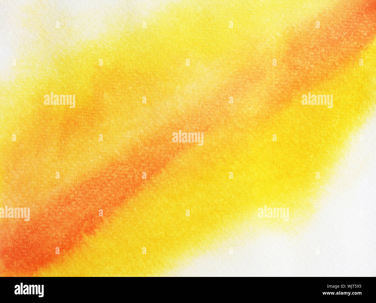 Le linee colorate e pattern diagonali , giallo e arancione macchie di colore del flusso sulla superficie bianca , illustrazione astratta e sfondo luminoso Foto Stock