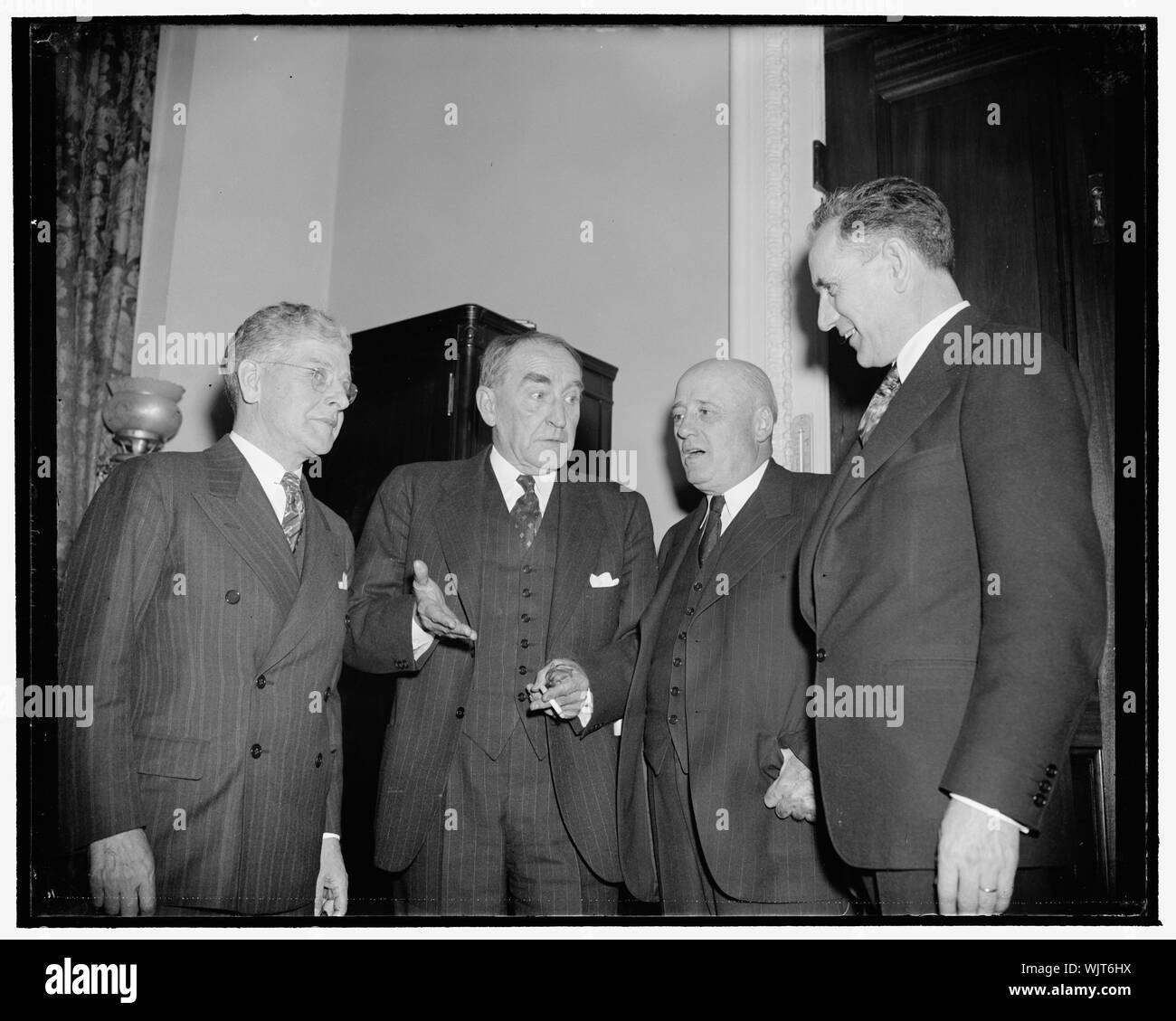 Casa leader democratici holding post mortem caucus di oggi. Washington D.C., Gen 2. Dopo due ore di lezione in aula Aula questo pomeriggio il Caucus democratico si rompeva e i risultati sono stati: Patrick Boland, Pennsylvania, Casa frusta; William B. Bankhead, altoparlante; Sam Rayburn, Texas, il leader della maggioranza; e John W. McCormick, Presidente del Caucus. I risultati sono stati sorprendenti per nessuno, 1/2/39 Foto Stock