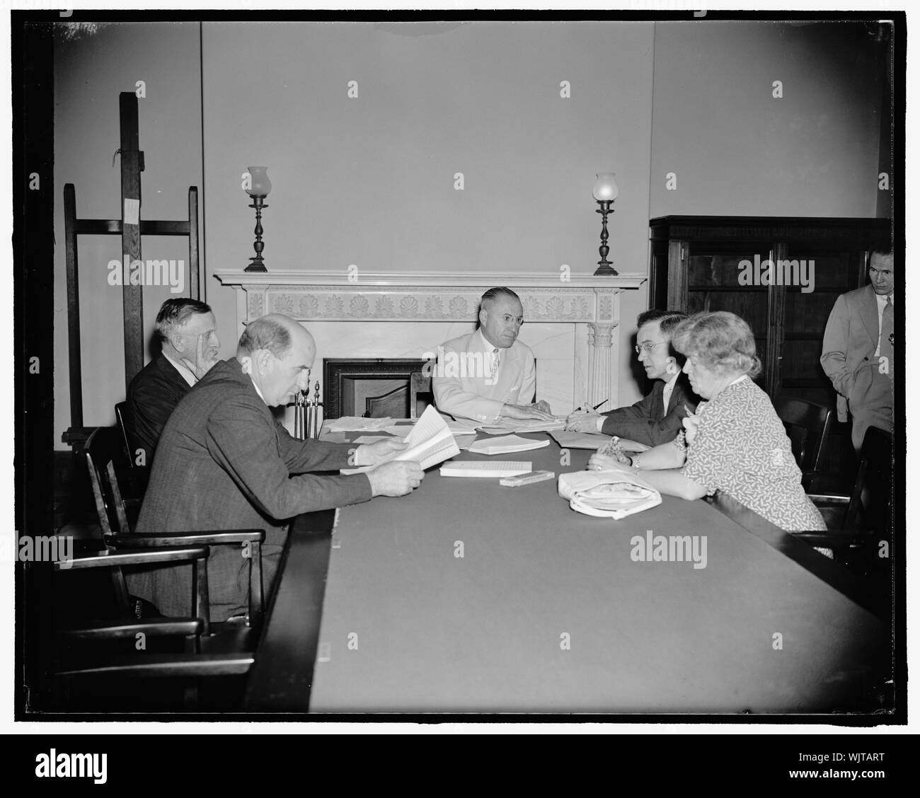 Camera e Senato i membri si riuniscono per ottenere il pensionamento del governo bill a votare prima di rinvio. Washington, 20 luglio. Una misura che colpisce il pensionamento di migliaia di dipendenti del governo qui e un campo è stato ripreso in una conferenza dei membri della Camera e del Senato di questa mattina in modo che divergenze di opinione potrebbe essere appianate e il disegno di legge ha portato a votare prima di imminente interruzione del Congresso. Differenza di opinioni centro intorno all età di pensionamento opzionale e l' importo del contributo per il fondo di previdenza. Da sinistra a destra: Sen. Lynn Frazier, Sen. William Bulow, Edith N. Rog Foto Stock