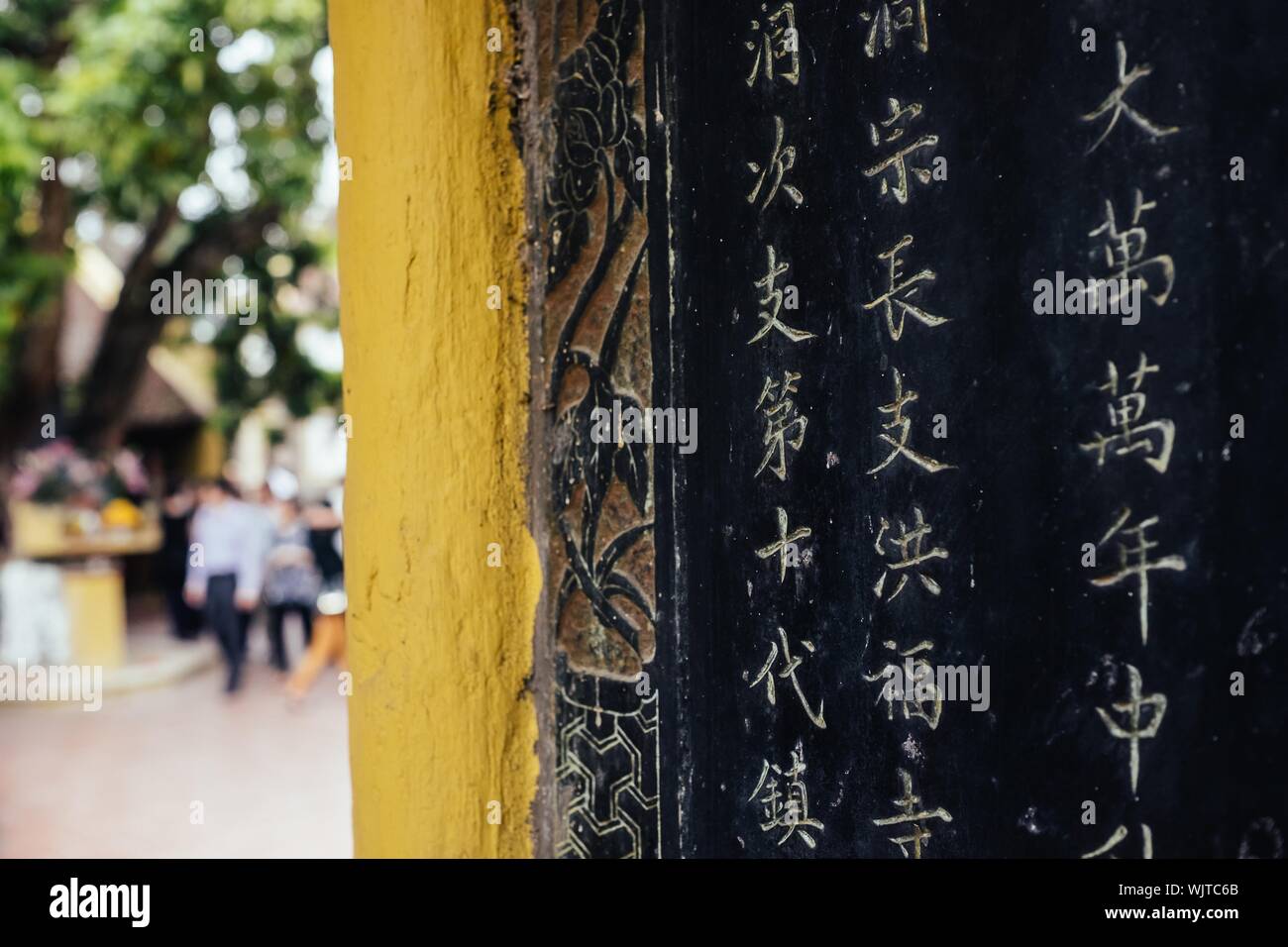 Un closeup selettivo di scritti simbolici cinesi su un nero scheda Foto Stock