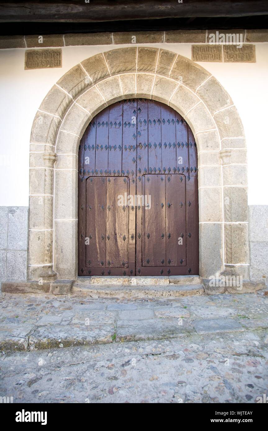 La vecchia porta a candelario village a Salamanca spagna Foto Stock