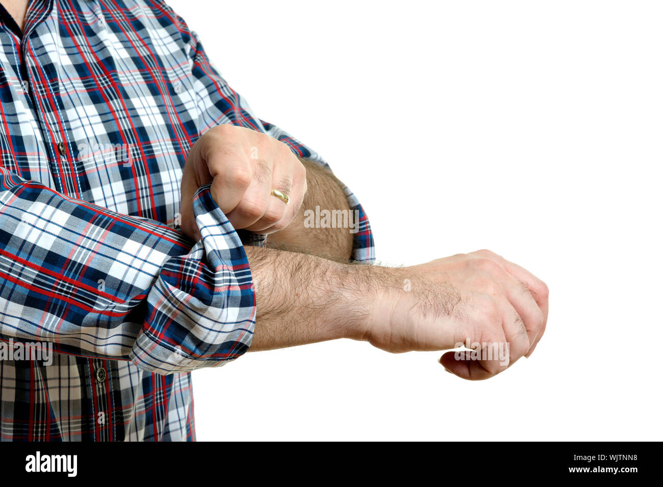 Uomo in un plaid shirt arrotola i suoi manicotti, isolati su sfondo bianco Foto Stock