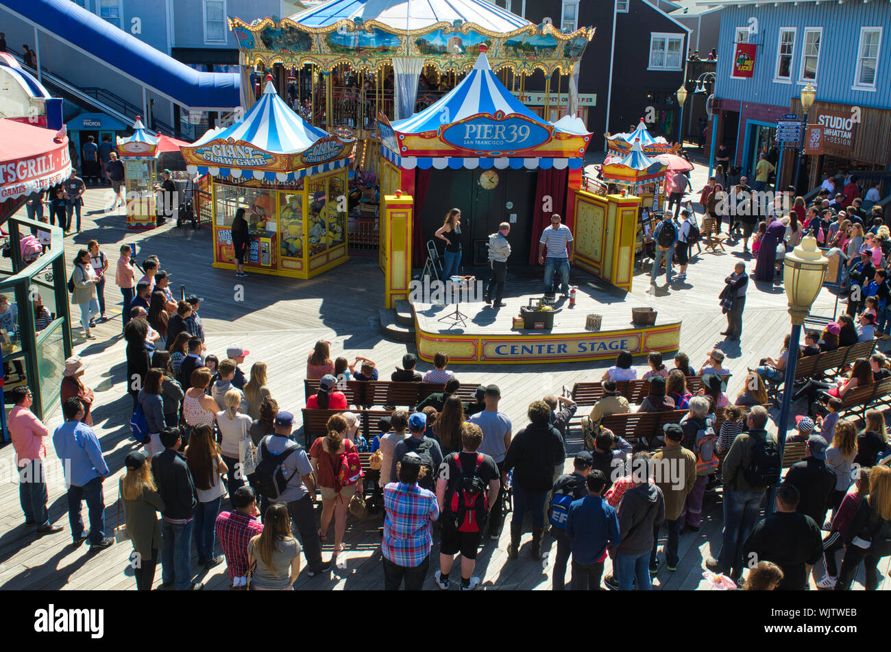 Illusionista mette su uno spettacolo per una folla a San Francisco è Pier 39. Foto Stock