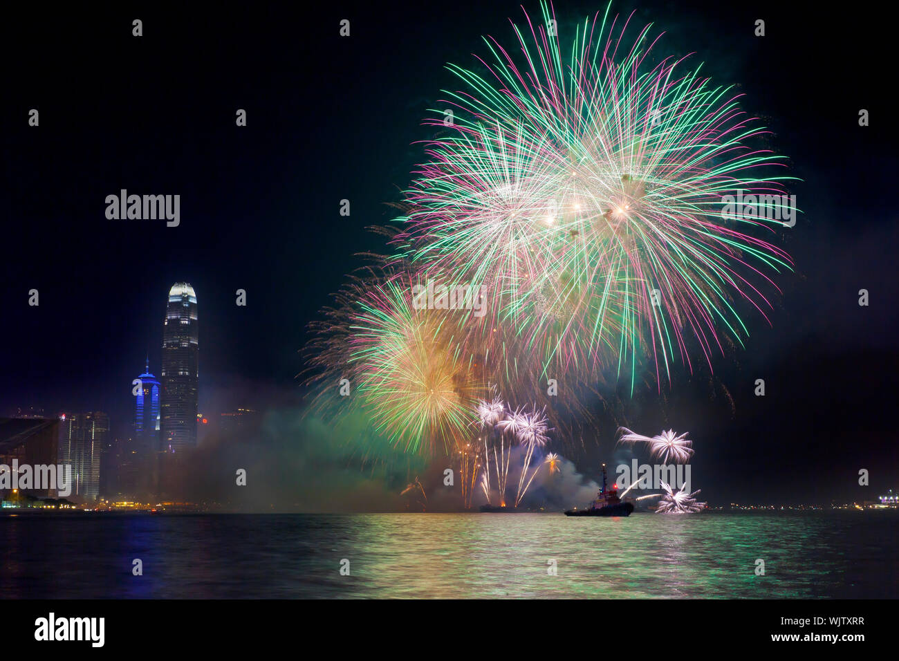 HONG KONG - Febbraio 1, Hong Kong Anno Nuovo Cinese di fuochi d'artificio a Victoria Harbour, Hong Kong il 1 febbraio, 2014. È la celebrazione dell anno di hors Foto Stock