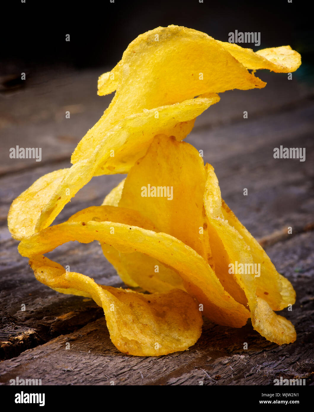 Disposizione del formaggio Croccanti patatine closeup rustico sfondo di legno Foto Stock