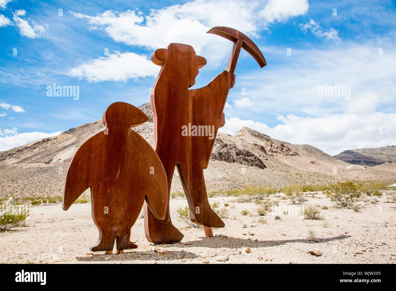 La scultura di un minatore e pinguino, Goldwell Open Air Museum, Nevada, Stati Uniti Foto Stock