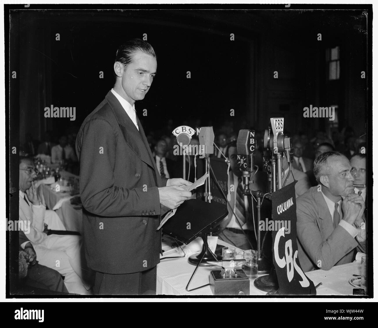 Howard Hughes parlare prima il Club della stampa. Washington, 21 luglio. Howard Hughes, intervenendo presso il National Press Club oggi, prima di centinaia di funzionari di governo e rappresentanti dei governi stranieri. Oggi Hughes immaginò un futuro in aviazione quando giant imbarcazioni battenti, quasi come grandi come le moderne navi oceaniche, volerà l'Atlantico in condizioni in cui l'elemento di fortuna giocherà nessuna parte, parlando a pranzo in suo onore, ha descritto in dettaglio il tipo di imbarcazioni battenti e attrezzature che egli crede che il futuro vedrà ma che ora è nulla più di un engi aeronautico Foto Stock