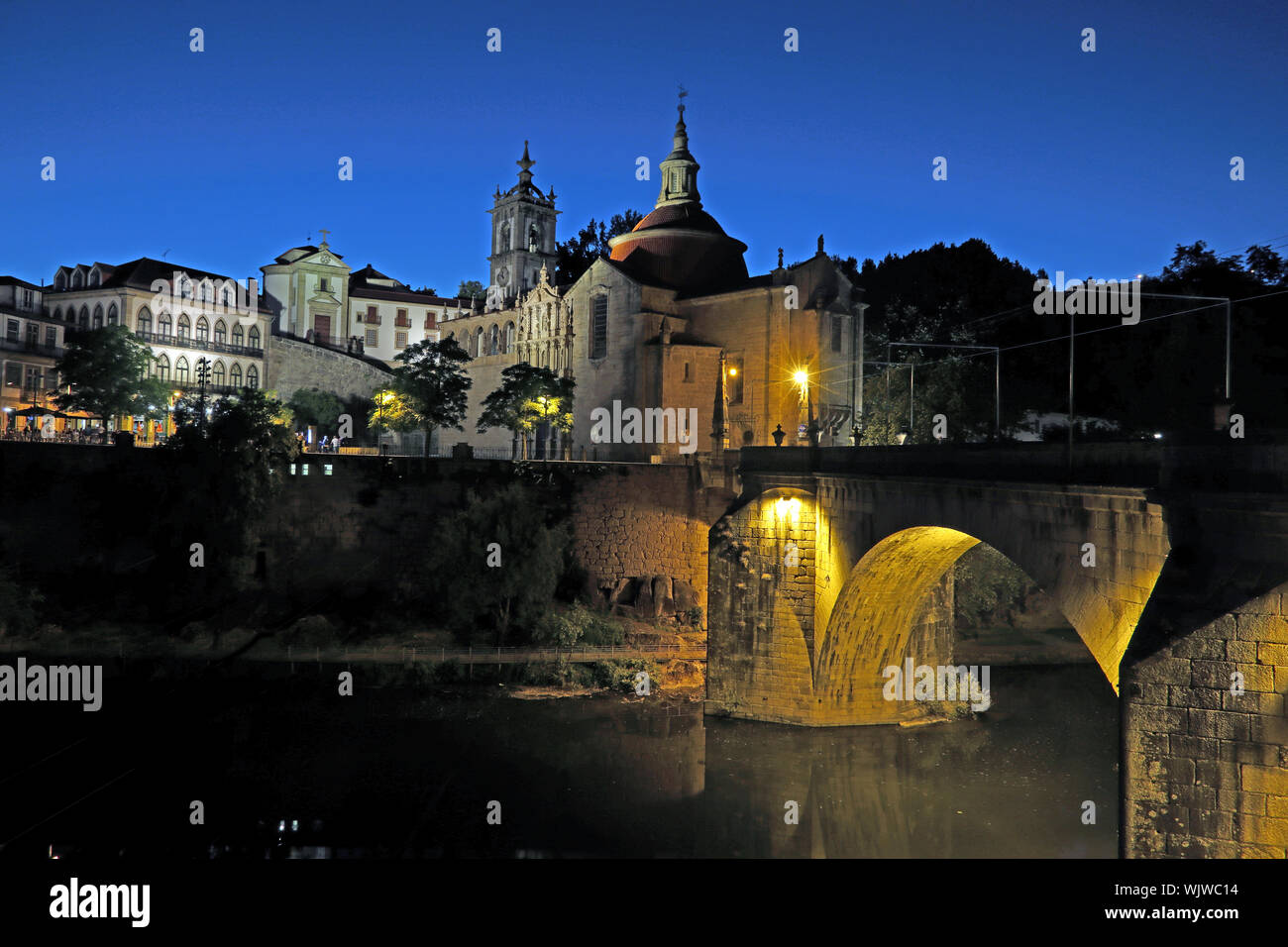 Rio Tamega e cattedrale, Amarante, Portogallo Foto Stock
