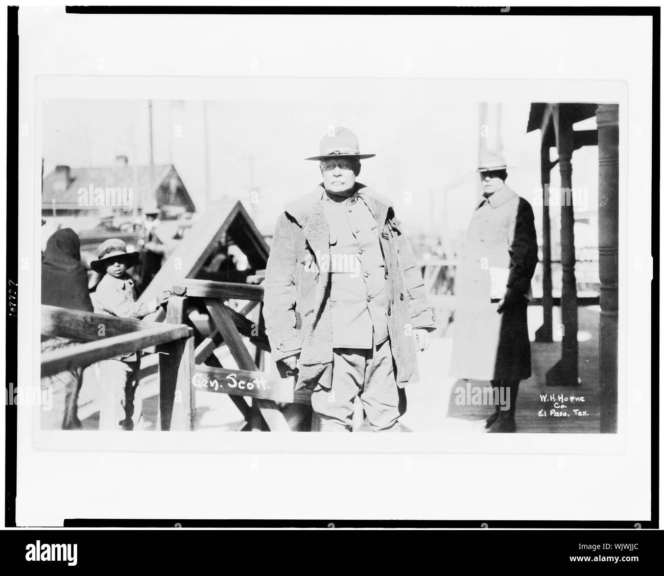 Hugh L. Scott, tre quarti di lunghezza verticale, in piedi, rivolto leggermente verso sinistra durante la rivoluzione messicana / W.H. Horne Co., El Paso, Texas Foto Stock