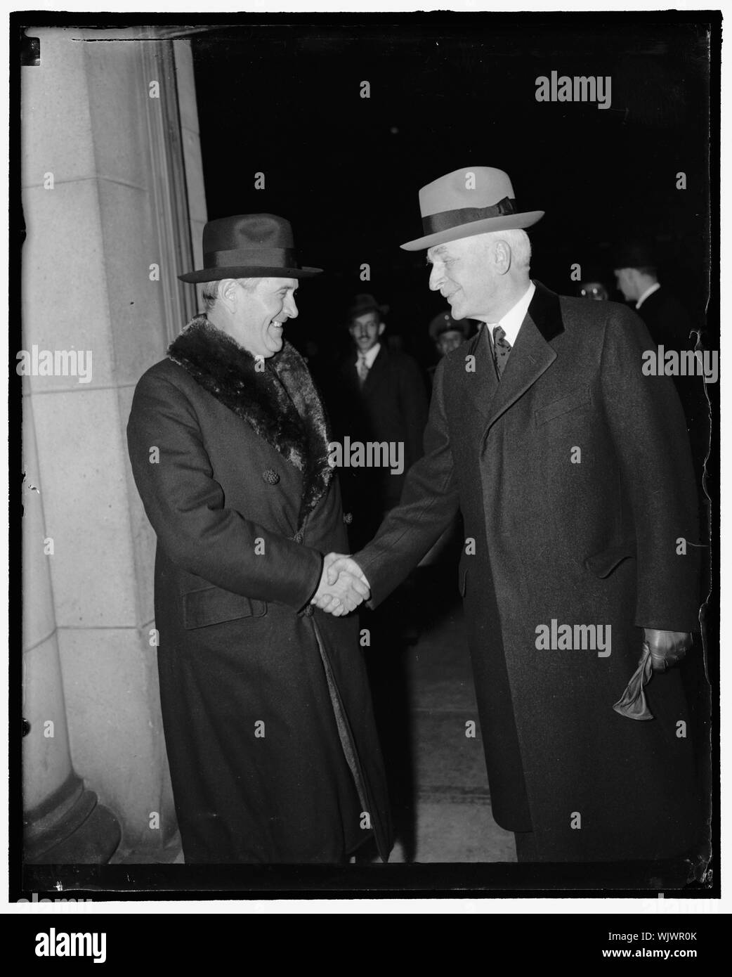 Scafo accoglie il ministro degli Affari Esteri Brasiliano. Washington D.C., Feb. 9. Il Ministro degli Esteri di Oswaldo Aranha del Brasile è accolto dal Segretario di Stato Cordell Hull al suo arrivo alla Stazione Union oggi. Il ministro Aranha è in Campidoglio per discutere di difesa e di commercio con il presidente Roosevelt e altri funzionari statunitensi, 2-9- 39 Foto Stock