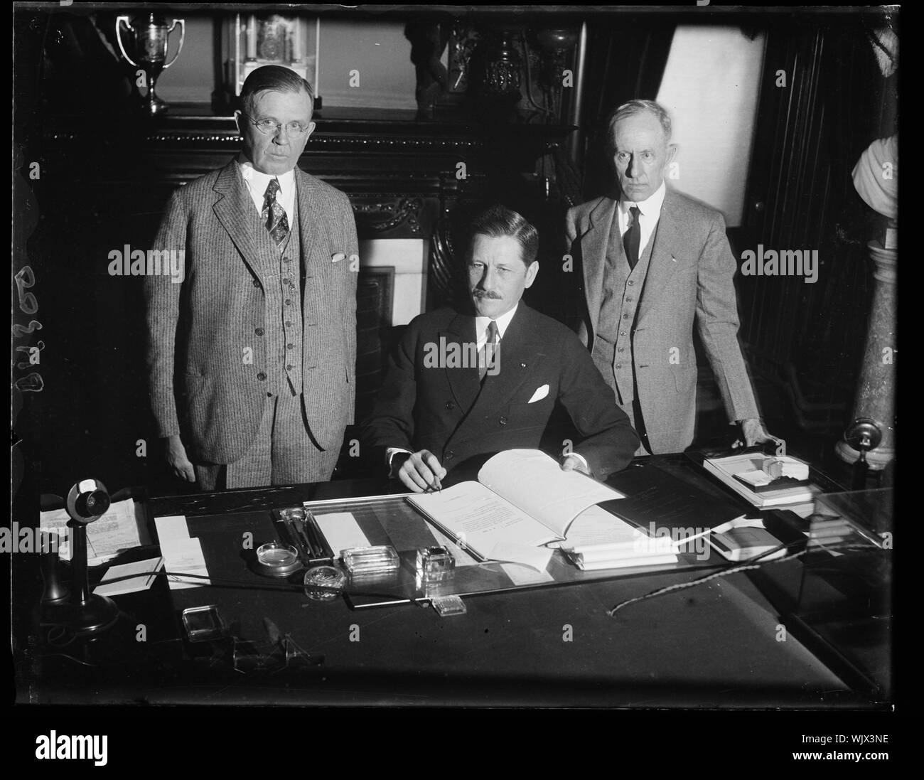 Hurley riceve Louisiana terra fatti. Il segretario della guerra Hurley ricevuto dal sindaco J.G. Palmer di Shreveport, La., le gesta di 23.000 acri di terreno in prossimità di quella città, per essere usato come un campo di aviazione e la futura casa del terzo gruppo di attacco, attualmente di stanza a Fort Crockett, Tex. Sarà la più grande lotta contro airdrone nel mondo quando completato. Da sinistra a destra; Palmer Hurley e sost. John N. Sandlin della Louisiana Foto Stock