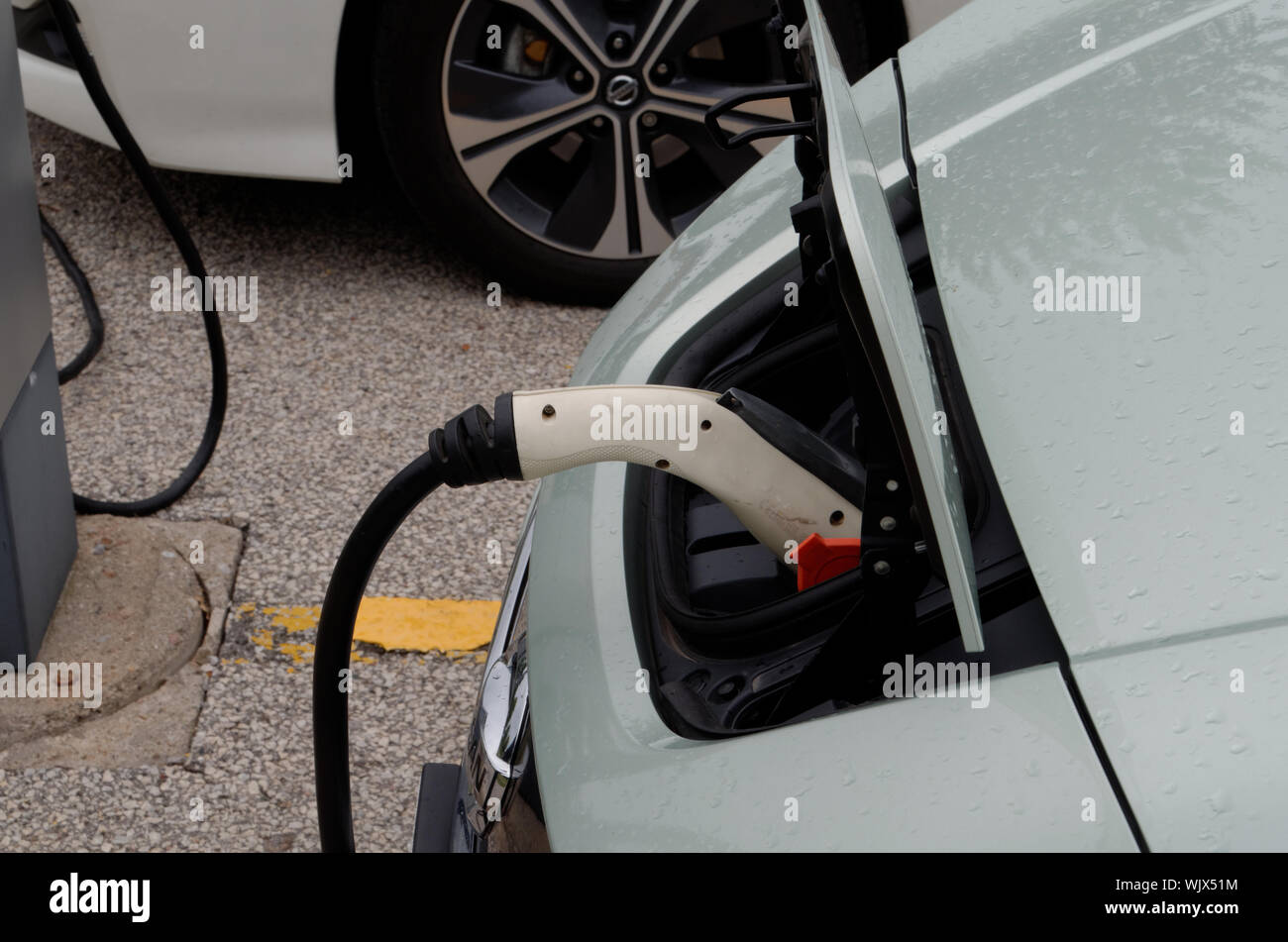 Ajax, Ontario/Canada - 1 Settembre 2019: una coppia di Nissan Leaf auto elettriche ricaricare le batterie a energia Elexicon Inc office su Taunton Rd. in Ajax Foto Stock