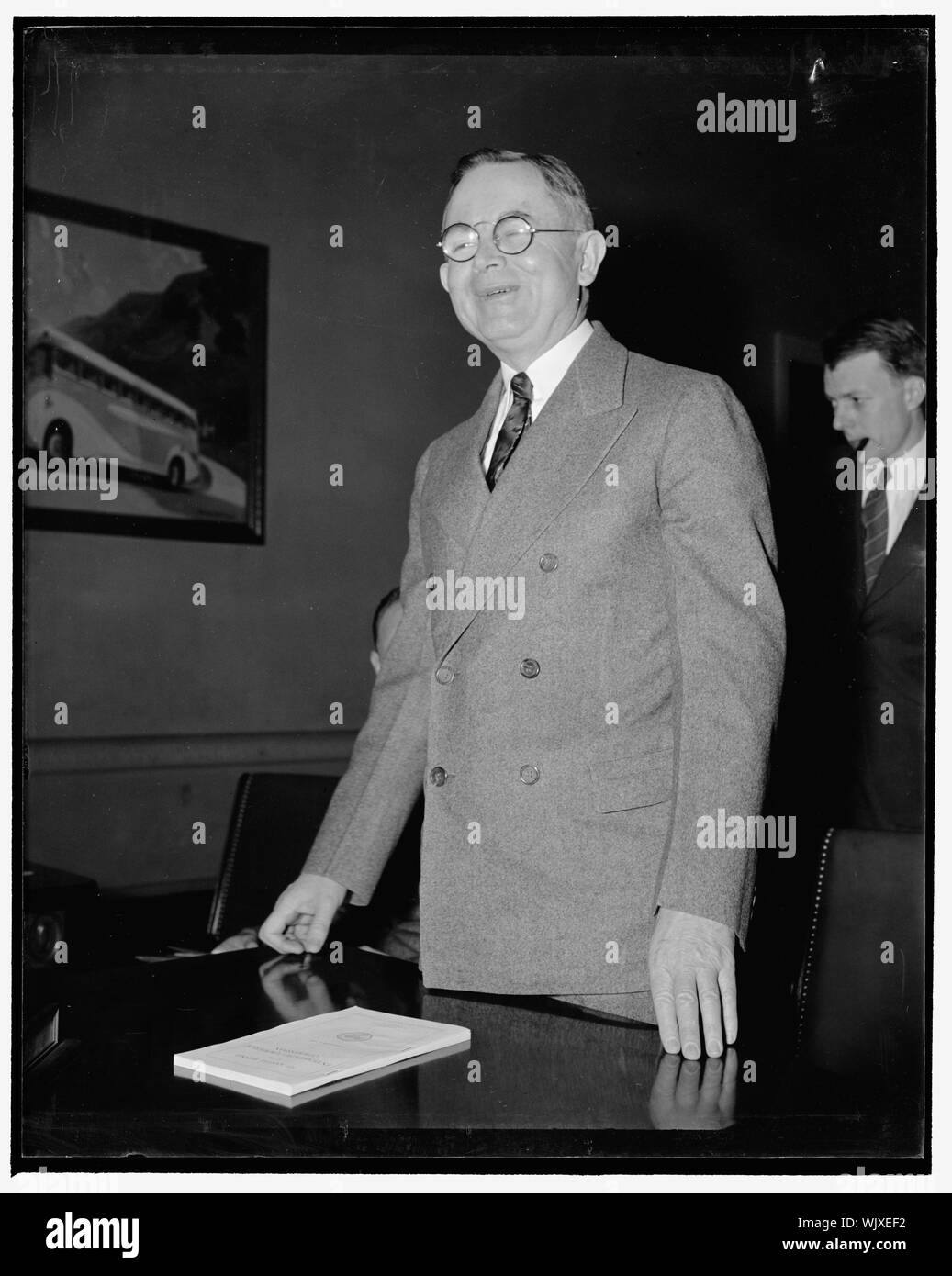 Signor Commissario ICC ottimista sulla guida di Outlook. Washington, 24 genn. Prima testimonianza davanti alla casa Interstate Commerce Comitato come è iniziato alle audizioni di oggi sulla proposta di legge per gli aiuti della sofferente industria ferroviaria, Walter M.W. Splawn, membro della Interstate Commerce Commission, hanno espresso la convinzione che il recupero di business dal maggio scorso 'offre speranza per un notevole alleggerimento delle difficoltà di rampa, 1/24/39 Foto Stock